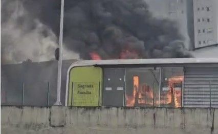 Vídeo: ônibus pega fogo em frente a estação do Move na av. Cristiano Machado, em BH