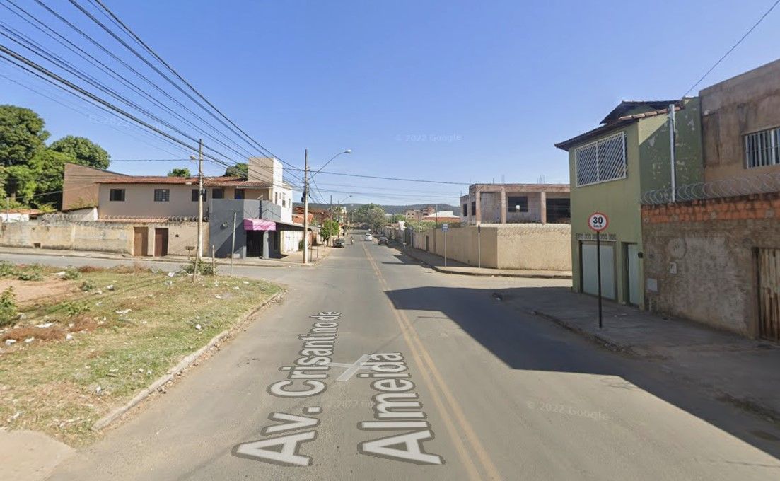 Retroescavadeira atropela bicicleta e deixa duas crianças feridas em Montes Claros (MG)