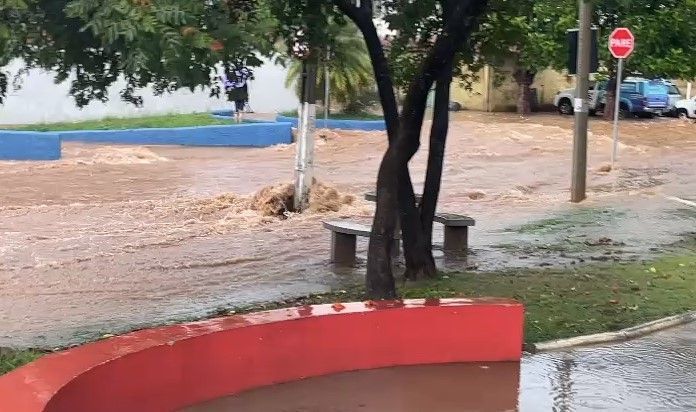 Vídeo: chuva 'extremamente forte' transforma ruas do Barreiro, em BH, em rio