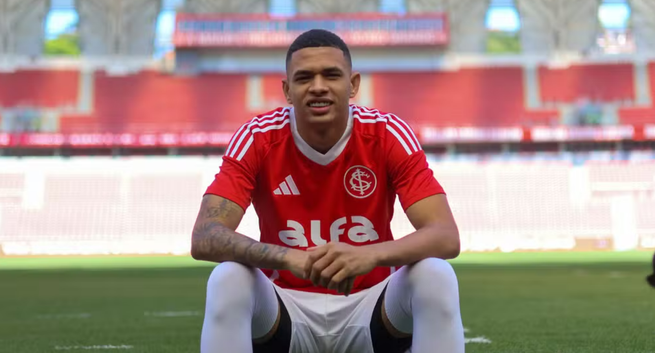 Reforço do Inter comete gafe na apresentação: 'Feliz em estar no Grêmio'