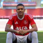 Reforço do Inter comete gafe na apresentação: 'Feliz em estar no Grêmio'