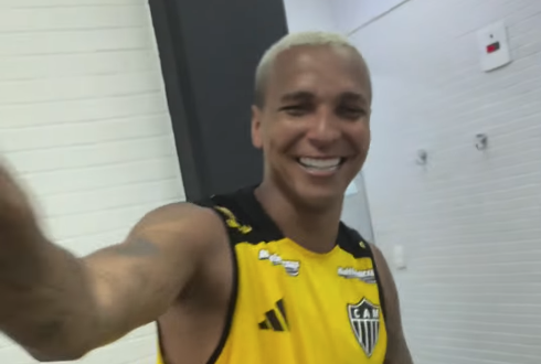 De saída para o Fortaleza, Deyverson chora ao se despedir de elenco do Atlético; assista