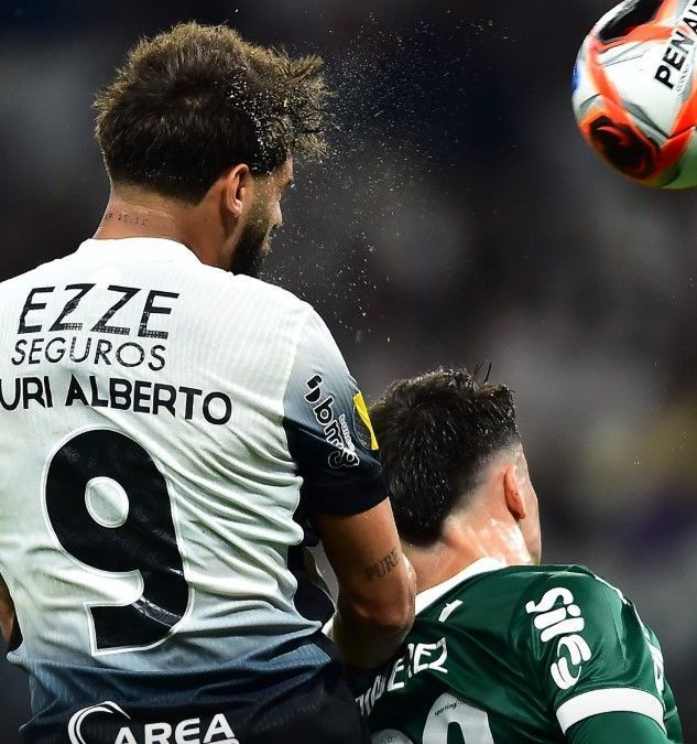 Destaque do Corinthians, Yuri Alberto tatua taça do Paulista; confira