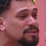 No Paredão do BBB 25, Vinícius chora de soluçar: 'dou minha cara à tapa'
