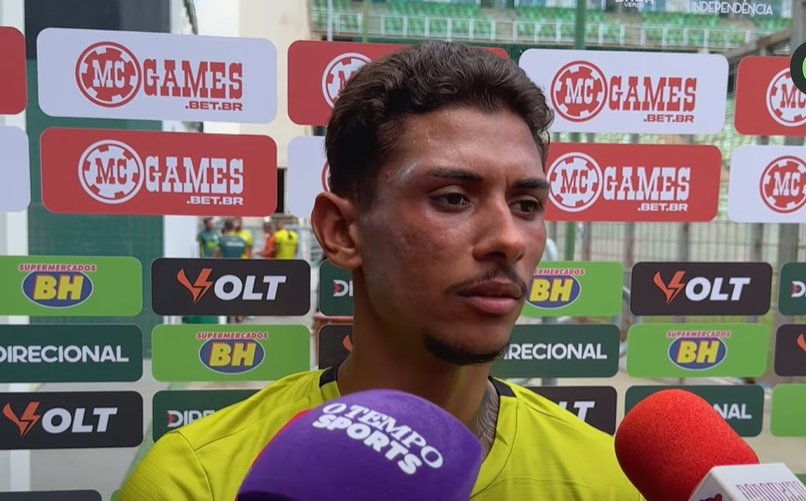 Atacante do América revela tranquilidade ao ser testado em nova função: ‘Jogo nas três’