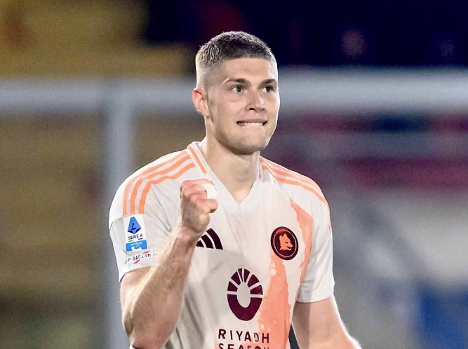 Roma vence Lecce com gol no final e pressiona Juve no Italiano