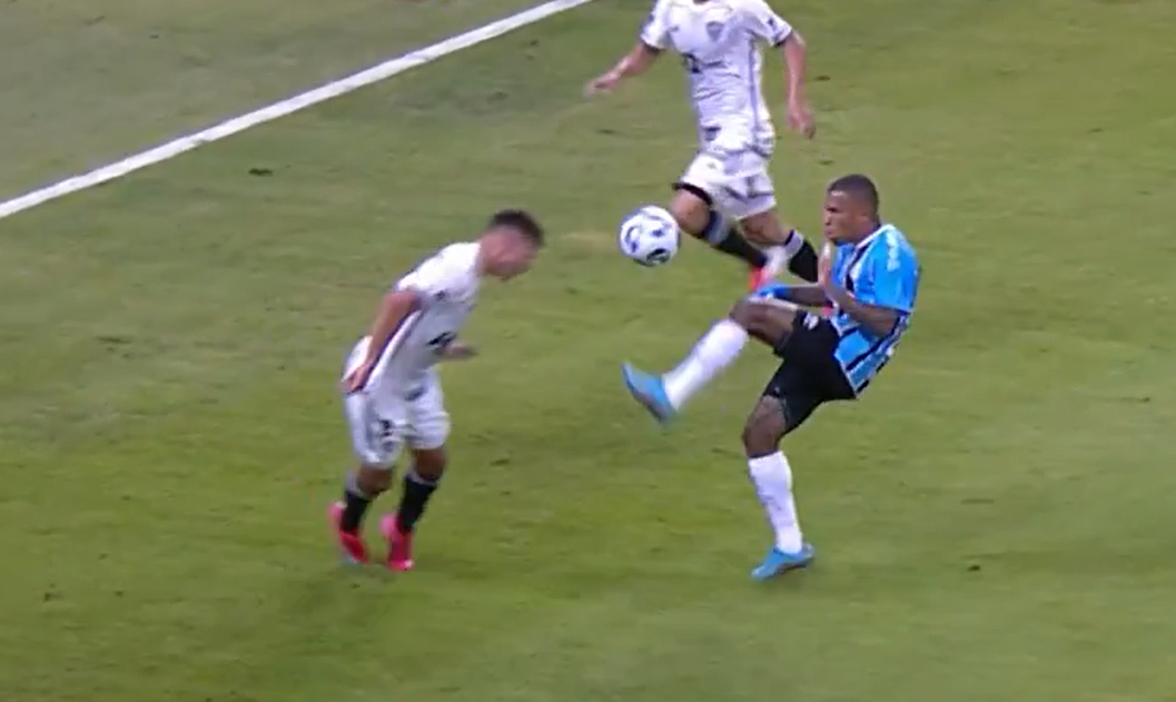Comentarista da ESPN diz que gol do Grêmio contra o Atlético deveria ser anulado