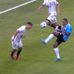 Comentarista da ESPN diz que gol do Grêmio contra o Atlético deveria ser anulado