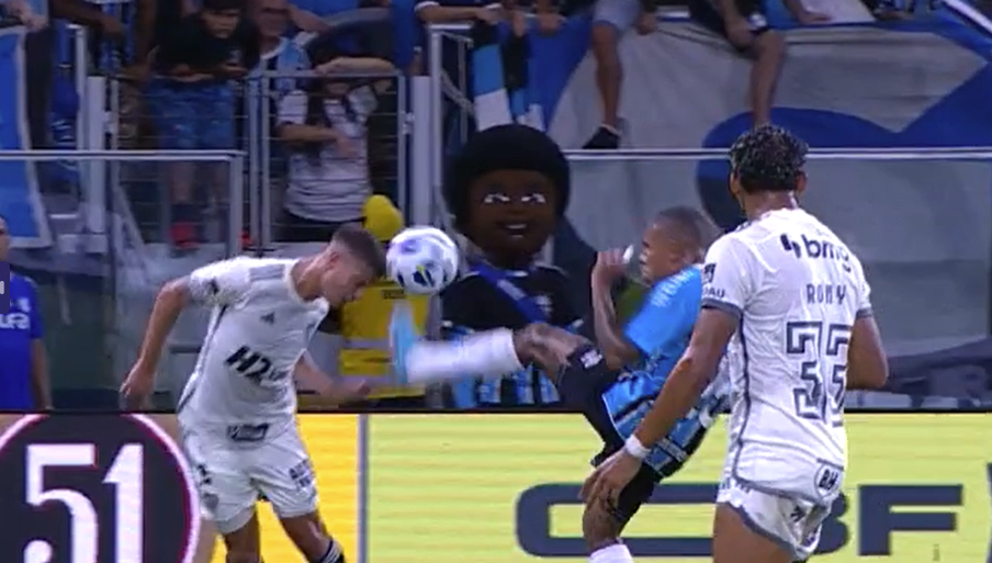 Por que primeiro gol do Grêmio contra o Atlético foi validado? Veja análise do VAR