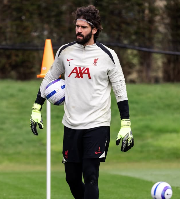 Alisson se recupera de concussão, participa de treino e pode reforçar o Liverpool diante do Everton