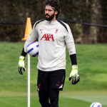 Alisson se recupera de concussão, participa de treino e pode reforçar o Liverpool diante do Everton