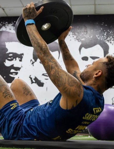 Neymar se reapresenta no Santos e faz trabalhos especiais; veja