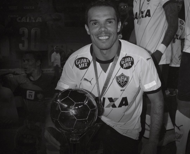 Vitória lamenta morte do ídolo Leandro Domingues
