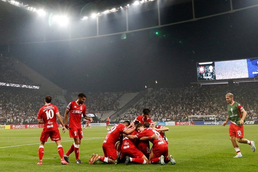 Corinthians joga mal e perde para o Huracán-ARG na estreia da Sul-Americana