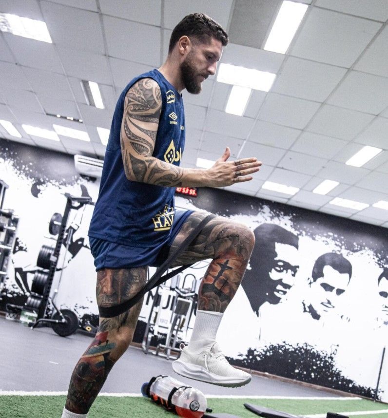 Zé Rafael avança em recuperação, e Santos estipula prazo para estreia