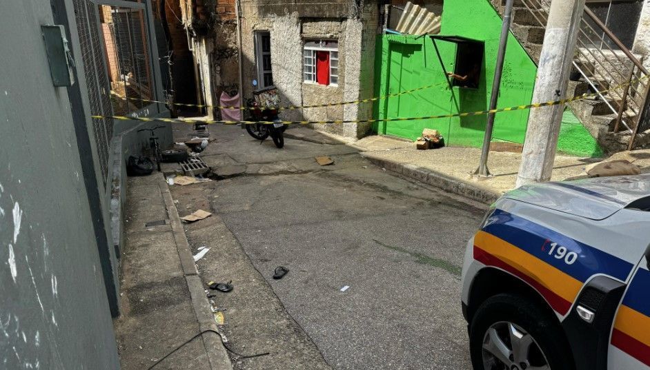 Jovem espancado a pauladas pelo próprio irmão em BH é internado em estado grave