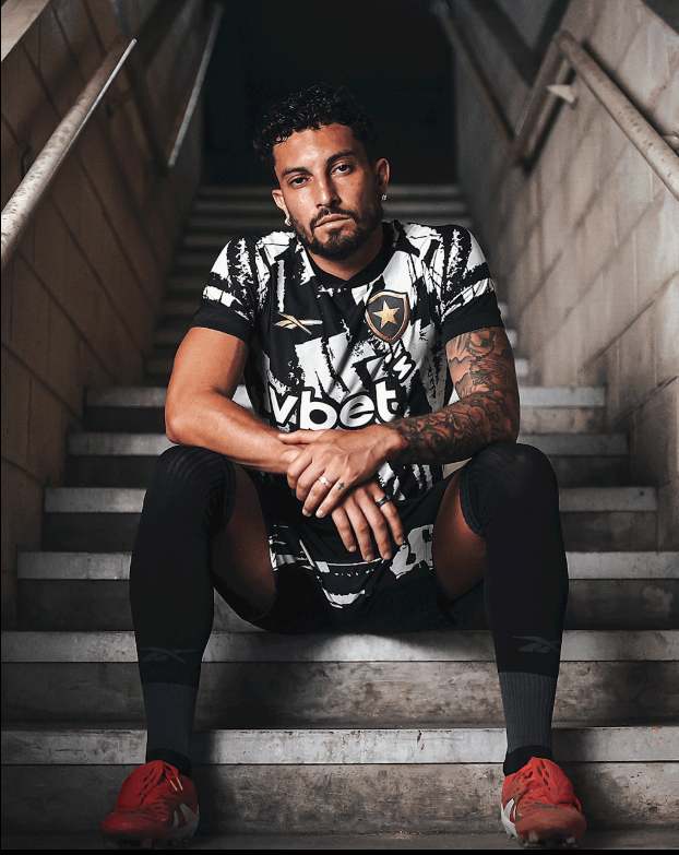 Botafogo apresenta novo quarto uniforme para a temporada; veja imagens