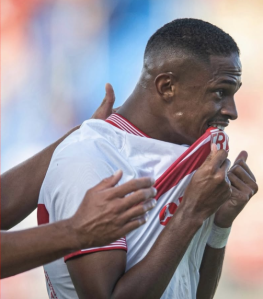 David da Hora comemora o gol que deu a vitória do CRB contra a Chapecoense