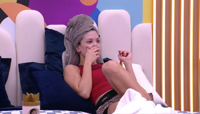 Vitória Strada se choca com Renata e Maike dormindo juntos no BBB 25: 'clima esquenta'