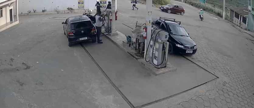 Vídeo: suspeitos armados rendem frentista e assaltam posto de combustível no interior de MG