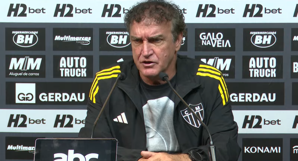 Cuca repreende Lyanco e revela conversa com zagueiro do Atlético no vestiário