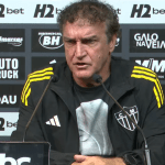 Cuca repreende Lyanco e revela conversa com zagueiro do Atlético no vestiário