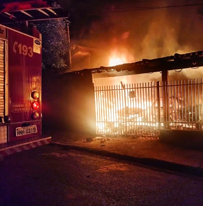 Veículos pegam fogo dentro de garagem em Andradas