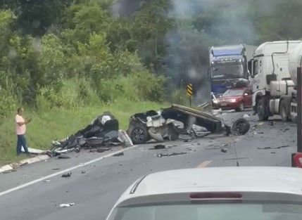 Vídeo: carro 'desintegra' em batida violenta com caminhão-tanque em Curvelo (MG)