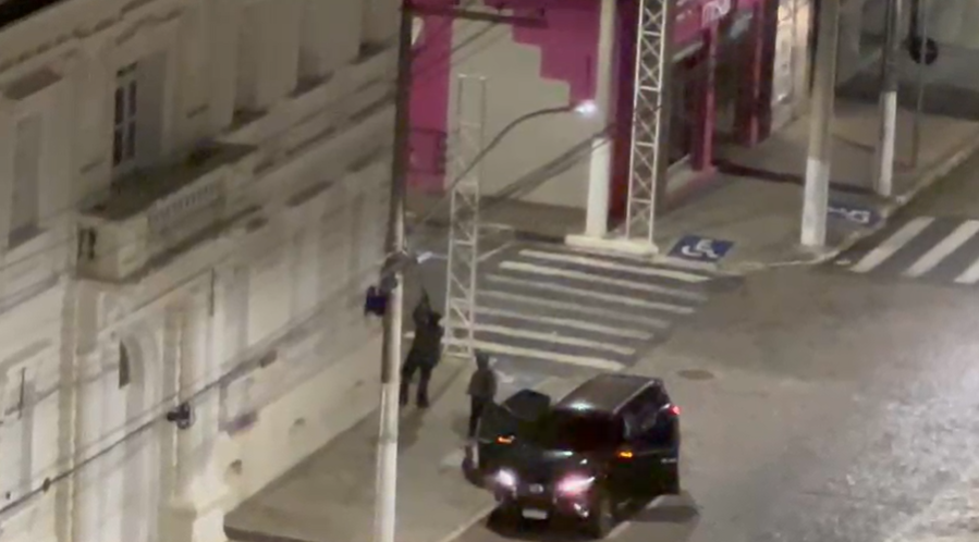 Polícia acredita que mais de 10 criminosos participaram do ataque à agência bancária de Guaxupé; ninguém foi preso