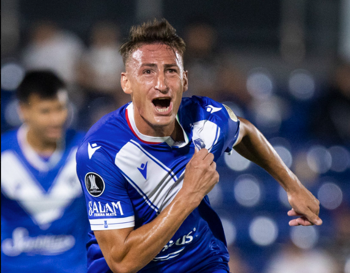 Ex-Inter brilha, Vélez goleia Olimpia e mantém 100% na Libertadores