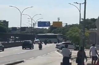 Criminosos sequestram 7 ônibus para fazer barricadas contra operações da PM no Rio