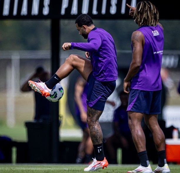 Corinthians: Memphis treina com bola e anima para clássico contra o Palmeiras