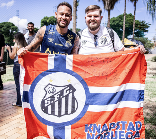 Torcedor norueguês visita CT do Santos e se declara a Neymar