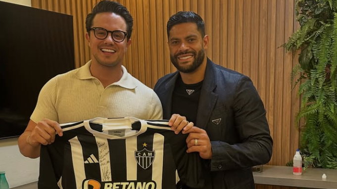 Hulk, do Atlético, dá camisa autografada de presente para pastor influencer