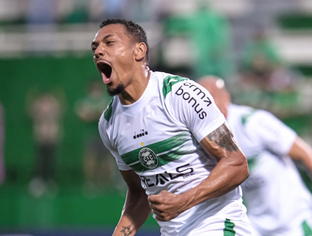 Com gol de ex-Atlético, Coritiba supera Chape e mantém 100% na Série B
