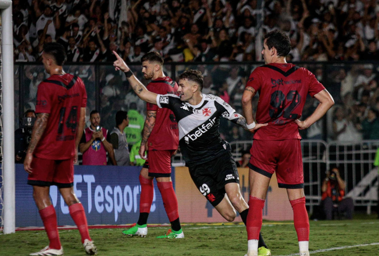 Vegetti brilha, Vasco vence Sport pelo Brasileiro e alivia pressão