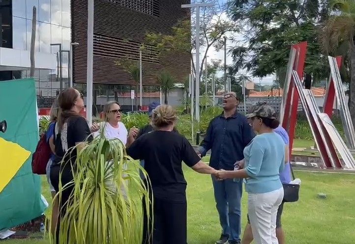 Bolsonaro internado: apoiadores fazem roda de oração em frente a hospital; veja vídeo