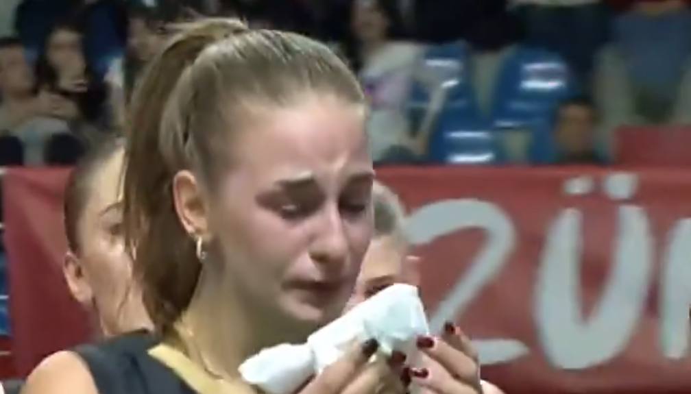 Jogadora da Seleção Brasileira de Vôlei acerta bolada em rival, que chora; assista