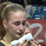 Jogadora da Seleção Brasileira de Vôlei acerta bolada em rival, que chora; assista