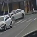 Vídeo: adolescente pega BMW do pai escondido, bate carro em poste e foge correndo em BH