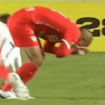 Jogador de rival do Atlético na 'Sula' leva cotovelada e perde três dentes; assista
