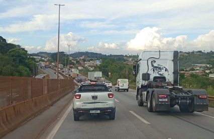 Saída do feriadão tem trânsito lento e congestionamento em BH; veja trechos