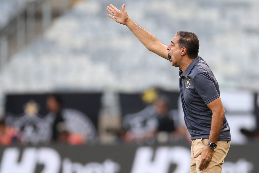 John Textor nega 'pressão interna' por saída de Renato Paiva do Botafogo