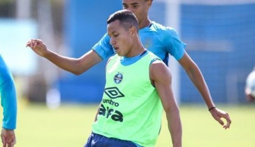 Marlon treinando pelo Grêmio nesta terça-feira