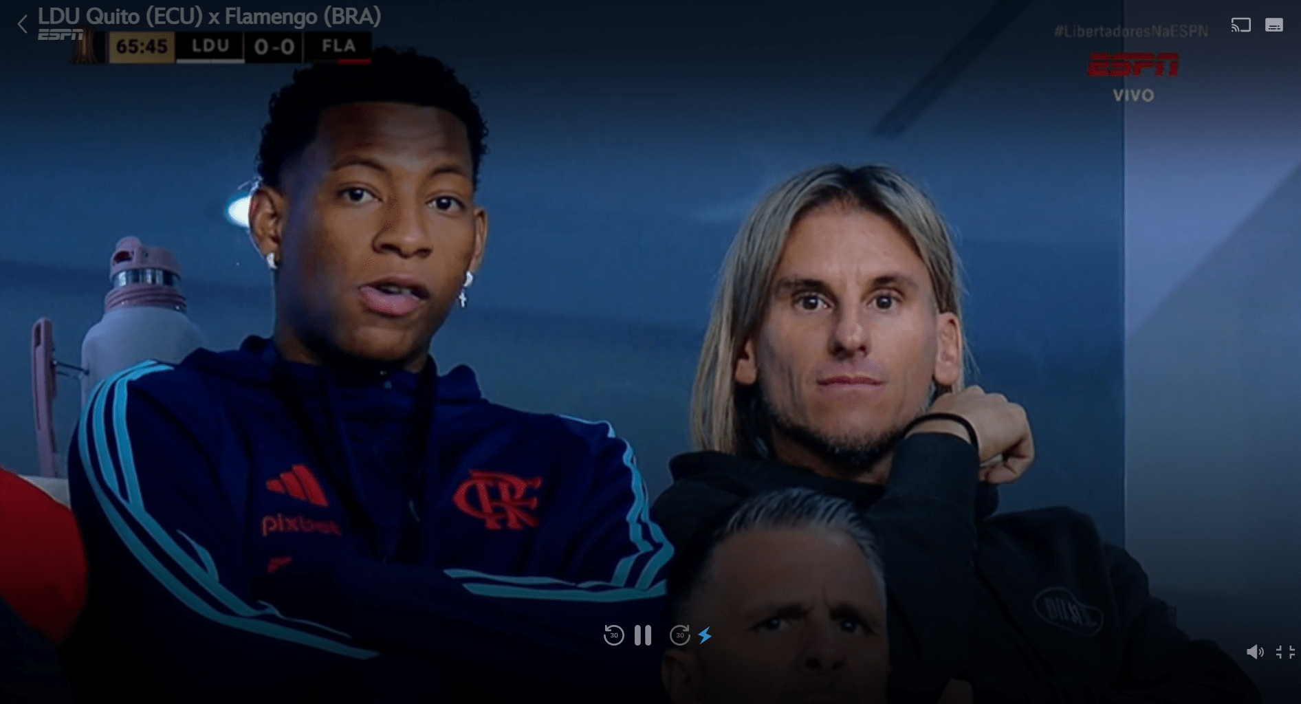 Desfalque, atacante do Flamengo assiste jogo ao lado de técnico de seleção