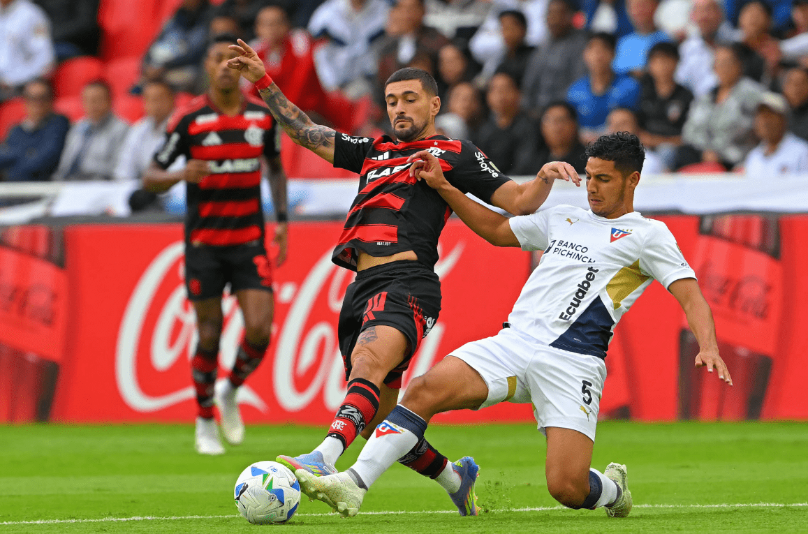 Flamengo resiste à pressão no fim e empata com a LDU pela Libertadores