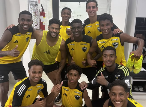 Hulk e companheiros de Atlético ‘dão moral’ para crias da base após treino; fotos