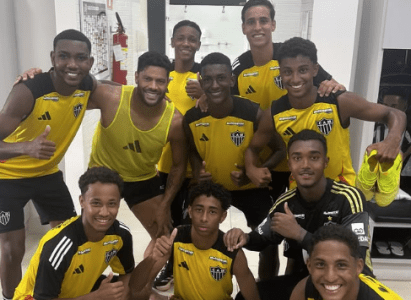 Jogadores do Atlético 'dão moral' para elenco sub-17 após treino na Cidade do Galo