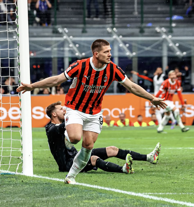 Milan goleia Inter e avança à final da Copa da Itália