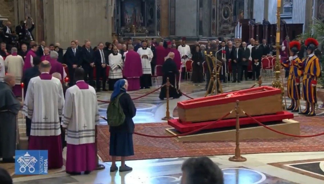 Vídeo: freira amiga de papa Francisco quebra protocolo durante velório; veja